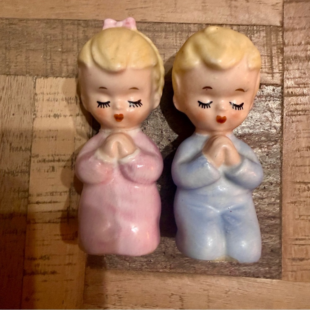 🌻Vintage Salt and Pepper Ceramic Praying Child Figurines - Pink and Blue